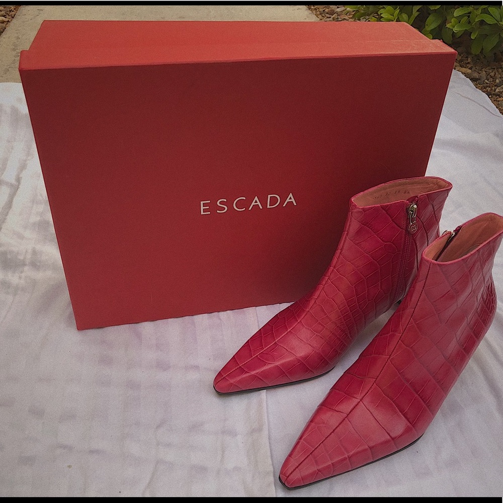 Never worn Escada Delanna raspberry boots
